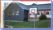 Basketballkorb des Spielschulhofs.