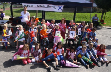 Einschulungsgruppenfoto der Klasse mit Lehrerin