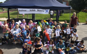 Einschulungsgruppenfoto der Klasse mit Lehrerin