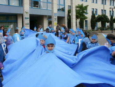 Die verkleideten Kinder stehen auf dem Rathausplatz.