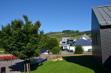 Foto des blauen Himmels über der Schule