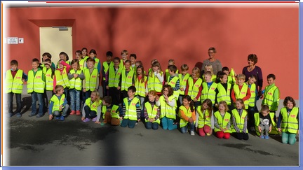 Gruppenbild aller Zweitklässler in ihren gelben Warnwesten mit ihren Klassenleitungen.