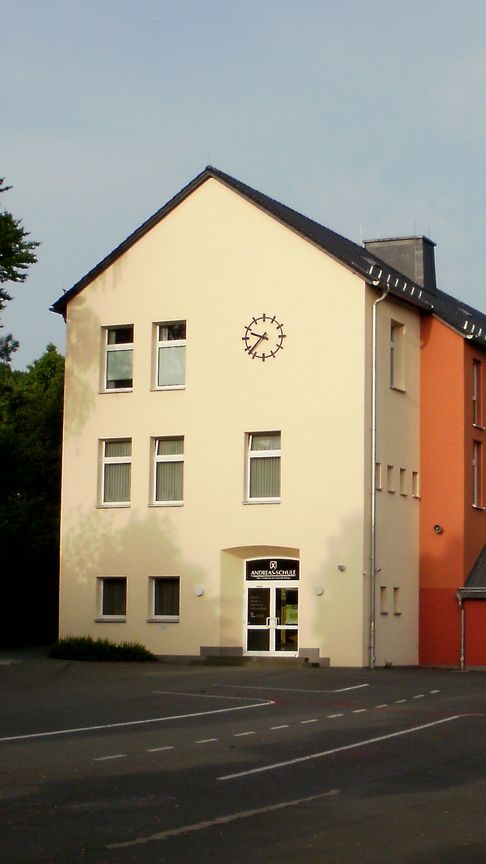 Frontansicht des Hauptgebäudes der Andreas-Schule